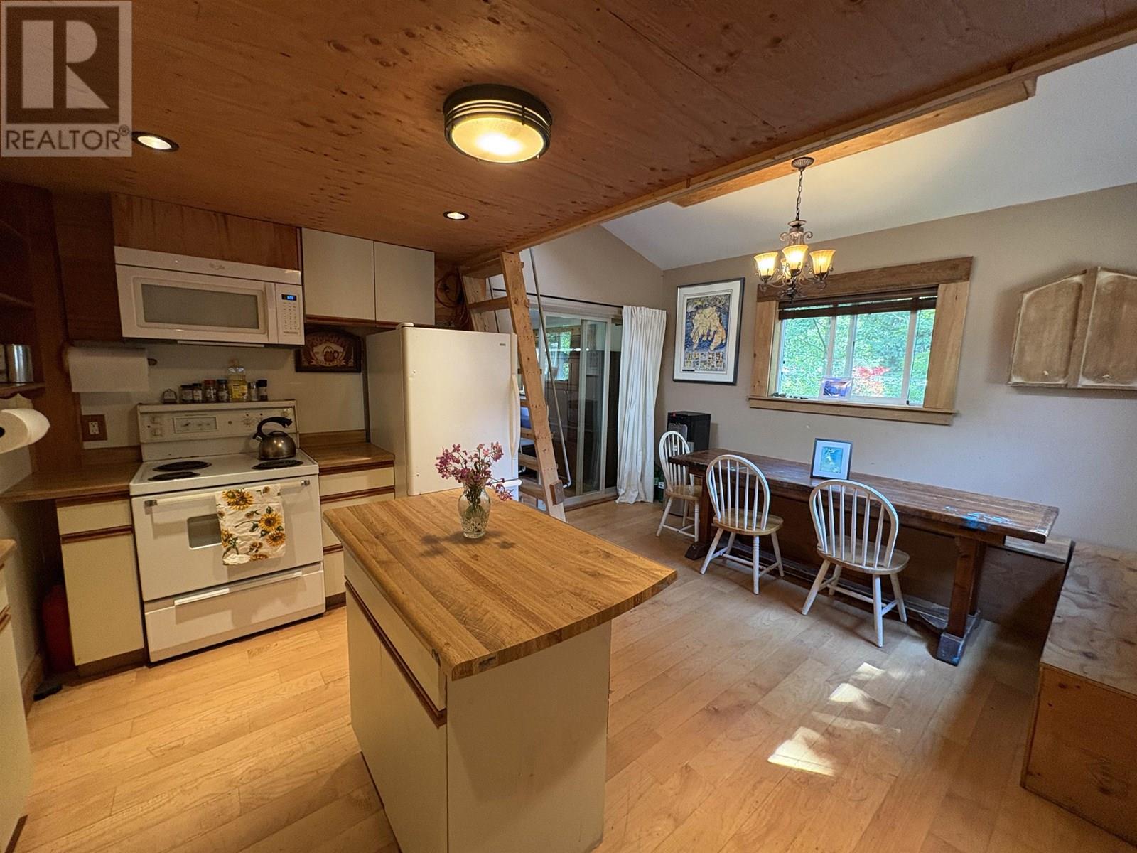 660 ANDY'S BAY ROAD, Gambier Island