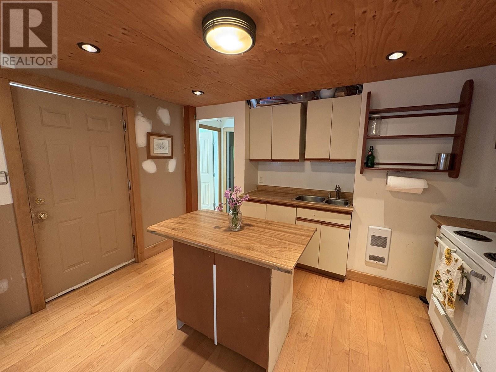 660 ANDY'S BAY ROAD, Gambier Island