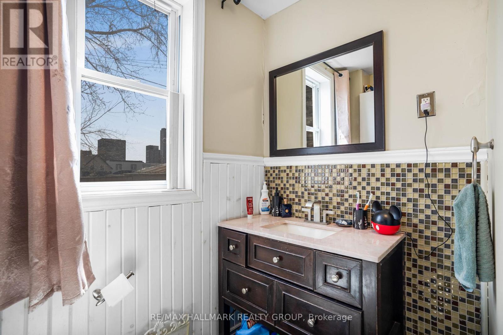 Photo 5 of 48 Louisa Street, Ottawa ON