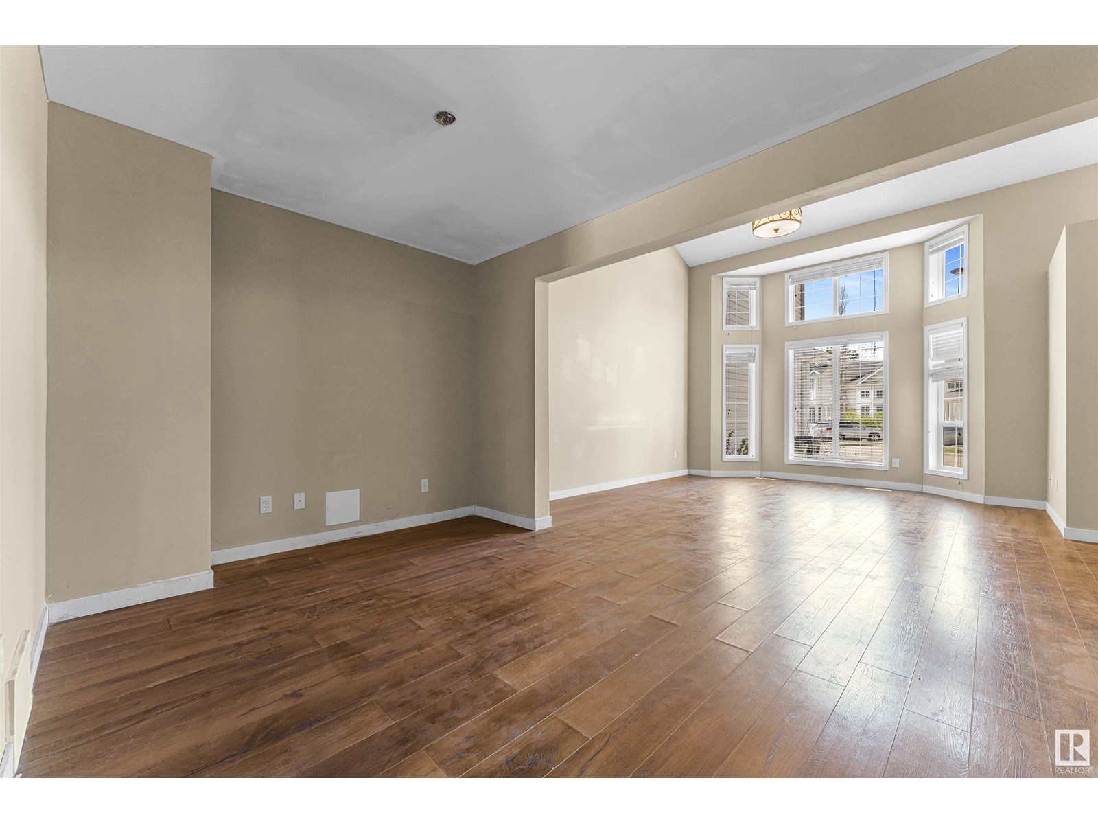 Photo 2 of 82 3380 28 A Av Nw Nw, Edmonton AB