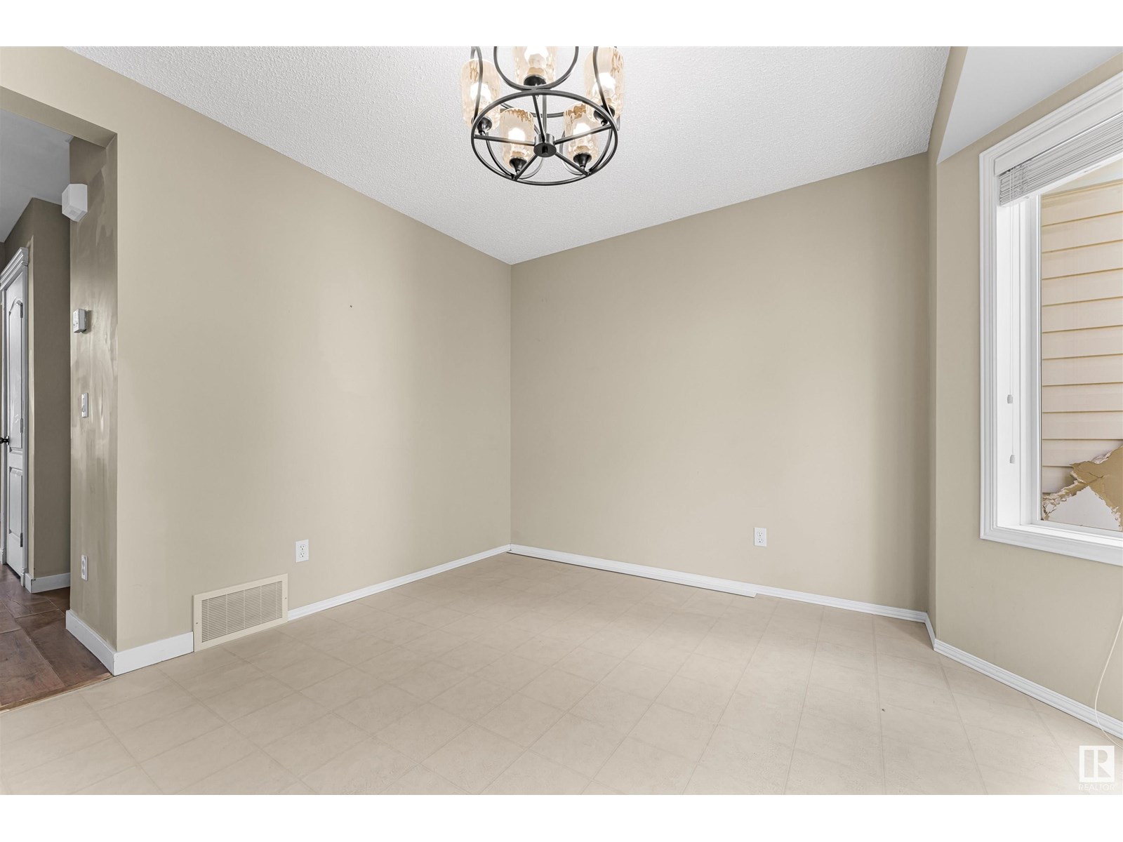 Photo 28 of 82 3380 28 A Av Nw Nw, Edmonton AB