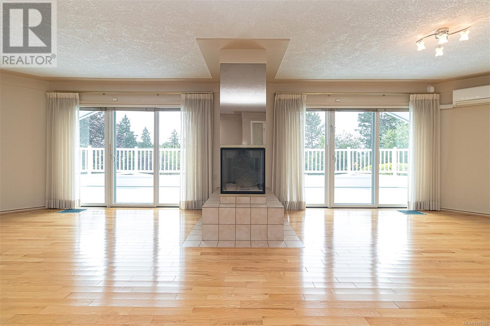Photo 11 of 4569 Boulderwood Dr, Saanich BC