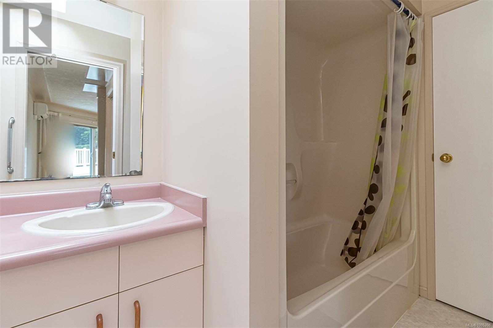 Photo 3 of 4569 Boulderwood Dr, Saanich BC