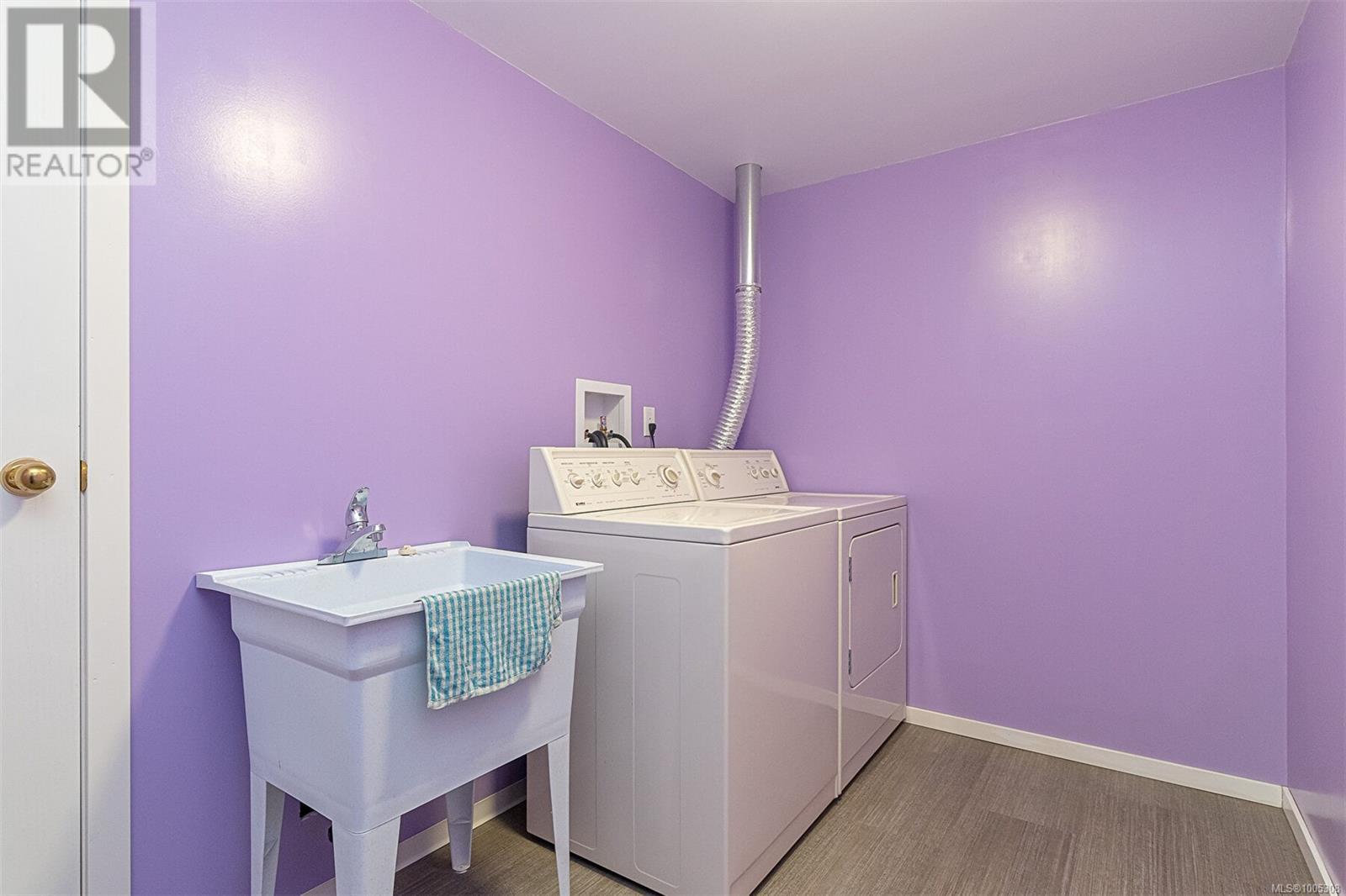 Photo 34 of 4569 Boulderwood Dr, Saanich BC