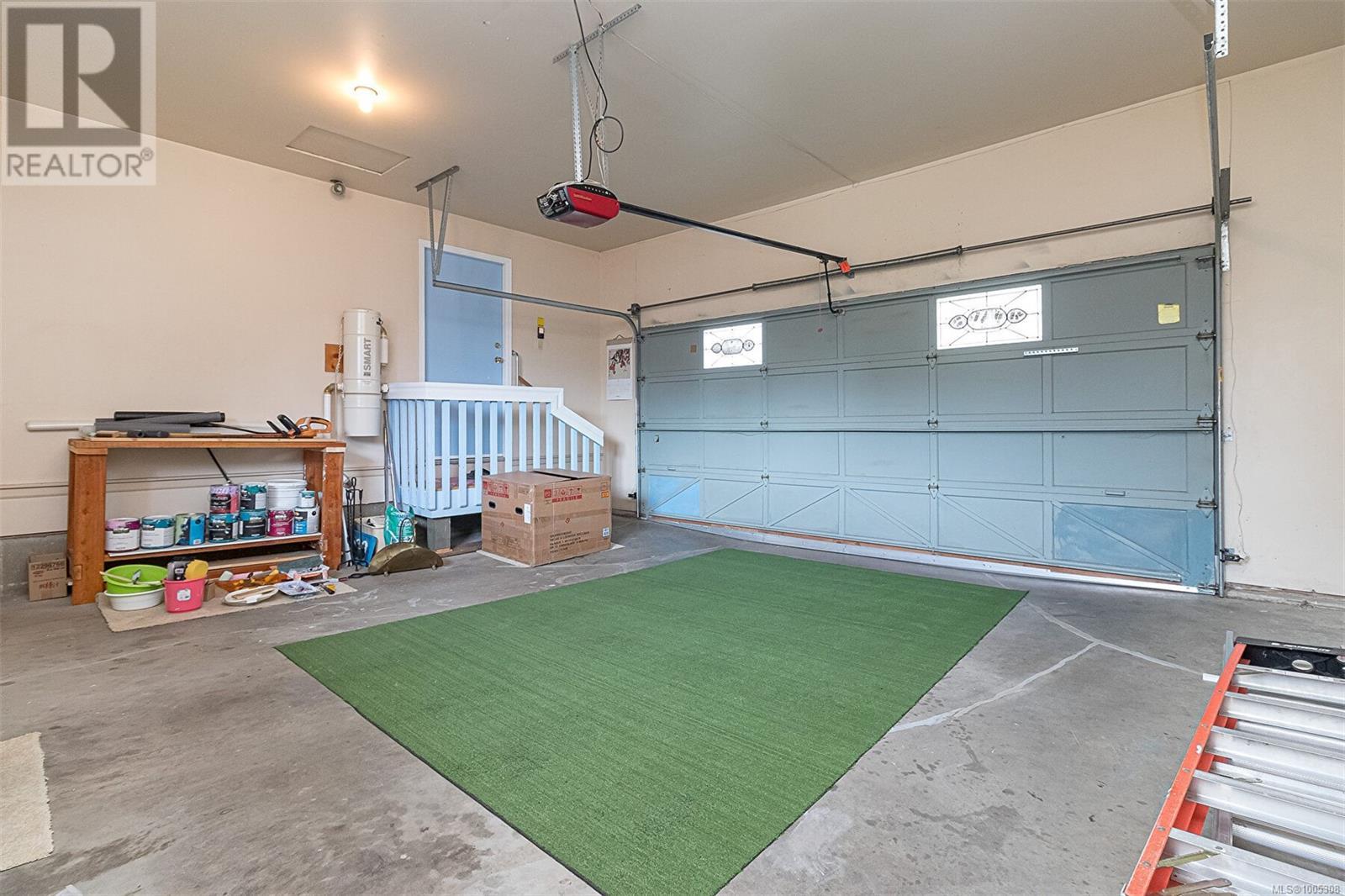 Photo 10 of 4569 Boulderwood Dr, Saanich BC