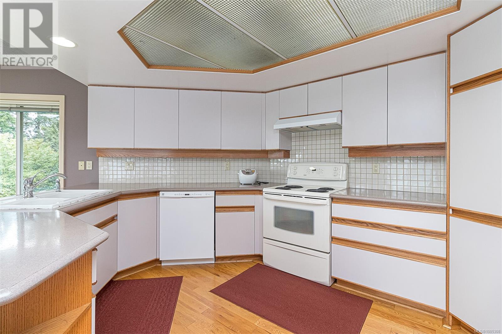 Photo 7 of 4569 Boulderwood Dr, Saanich BC