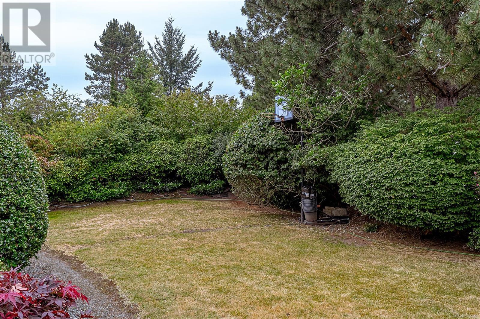 Photo 16 of 4569 Boulderwood Dr, Saanich BC