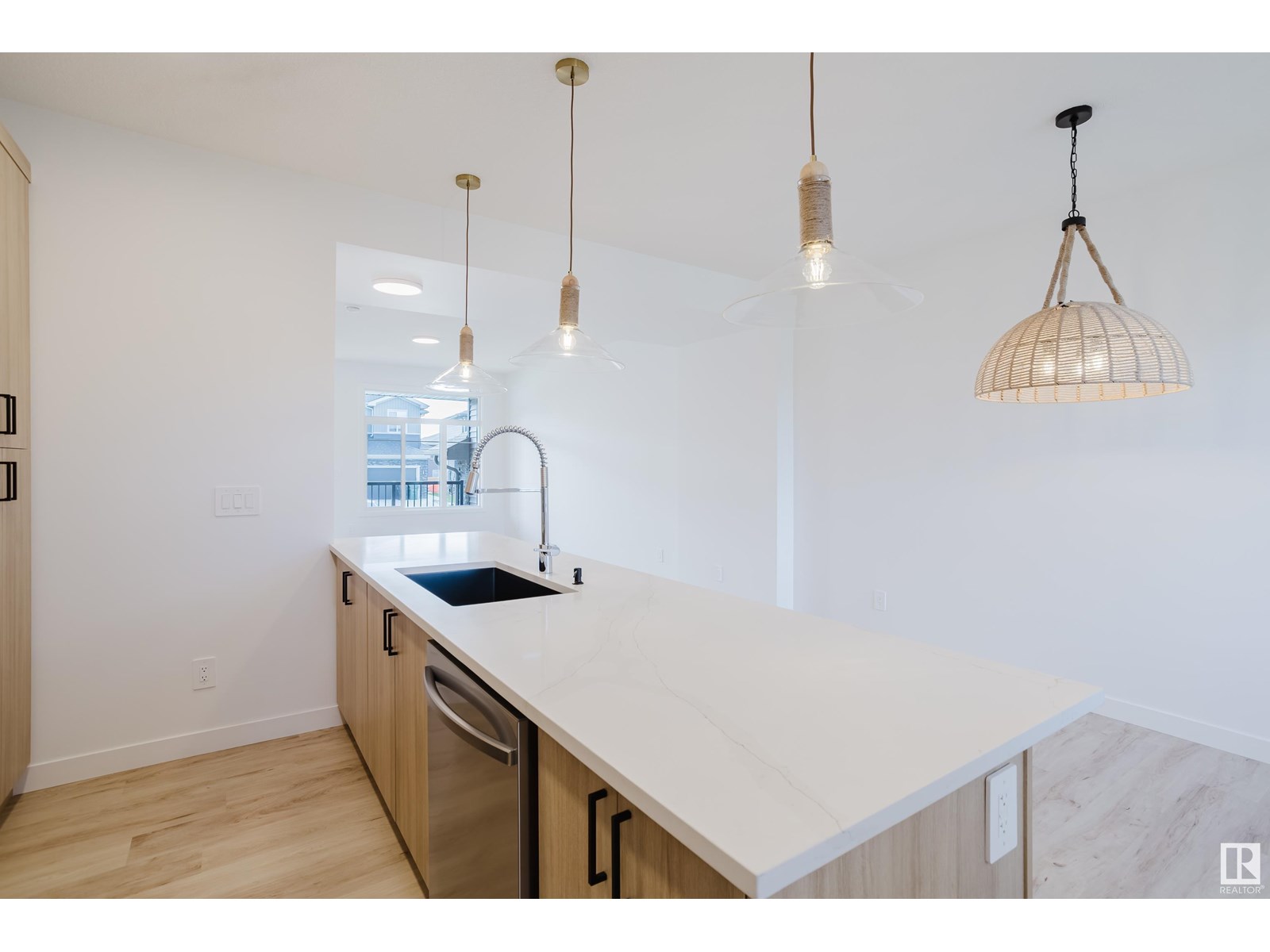 Photo 12 of 1333 Keswick Dr Sw, Edmonton AB