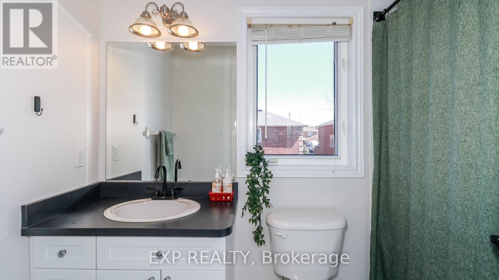 Photo 14 of 40 Benjamin Lane, Barrie ON