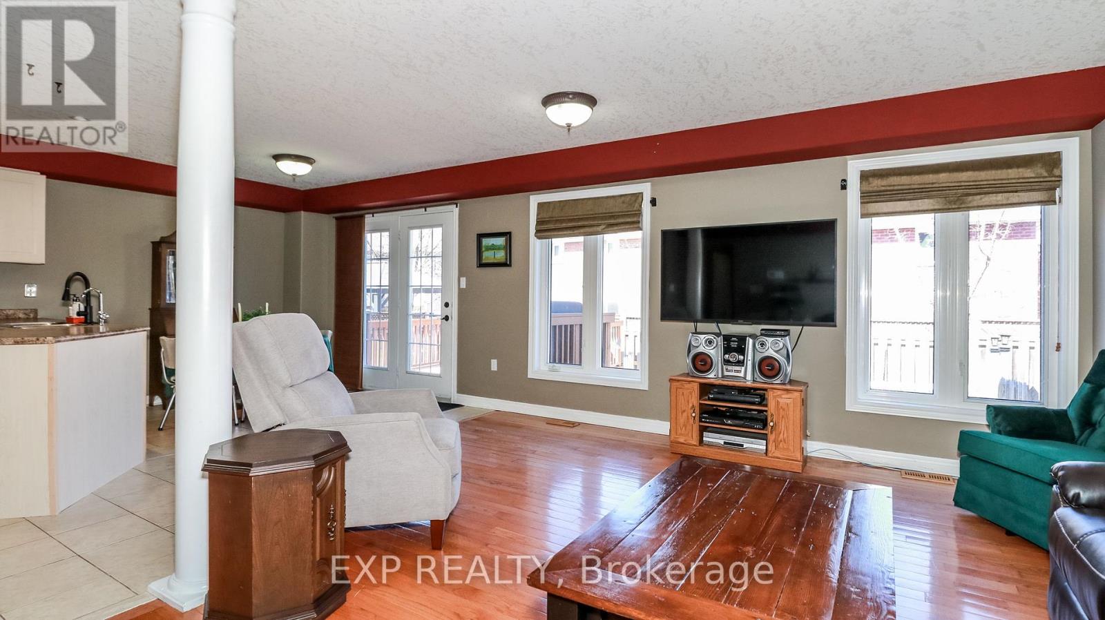 Photo 1 of 40 Benjamin Lane, Barrie ON