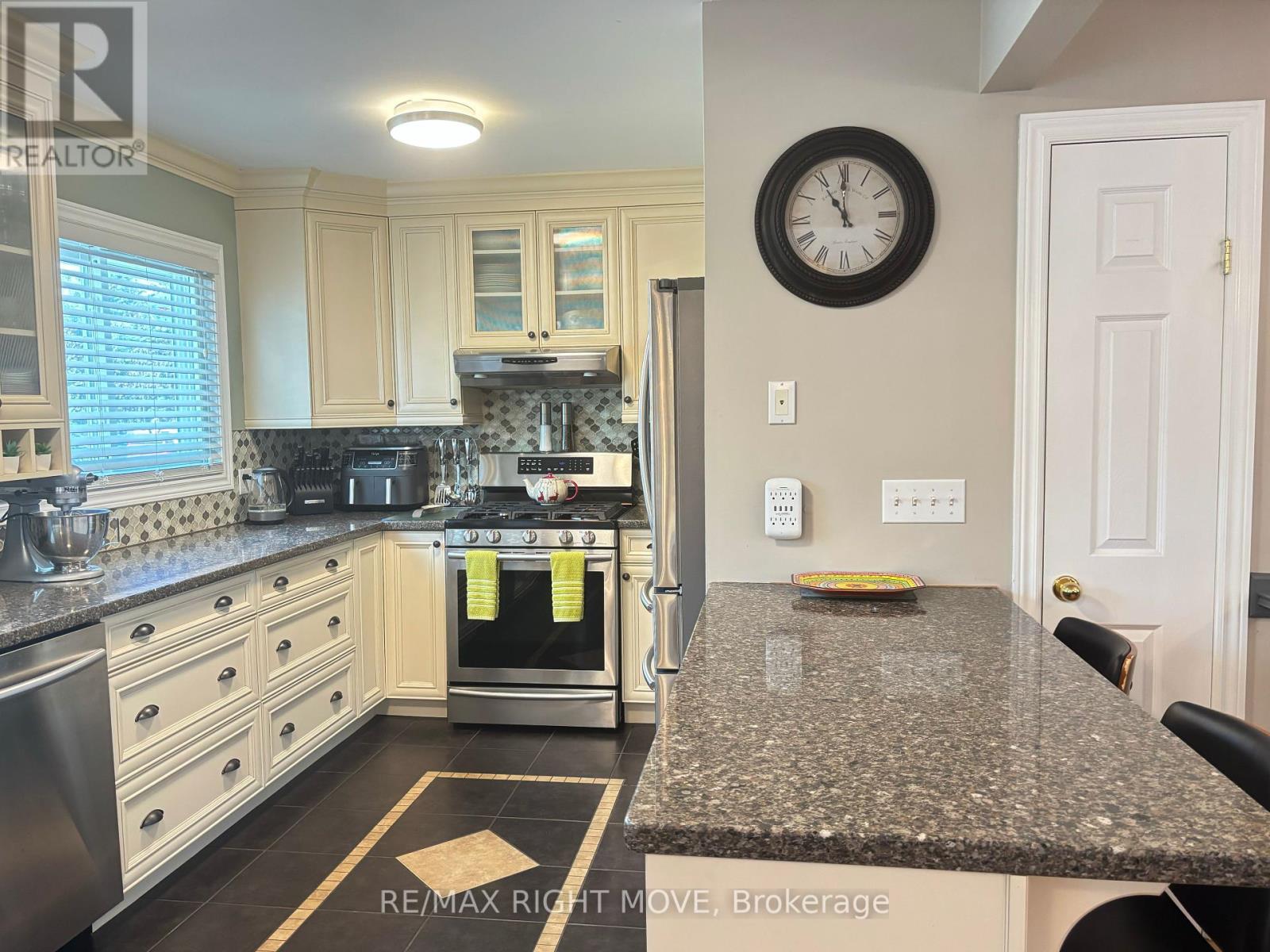 Photo 4 of 3705 Shadow Creek Road, Severn ON