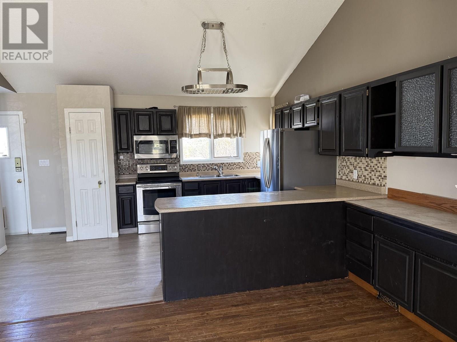 Photo 6 of 9908 114 Avenue, Fort St John BC
