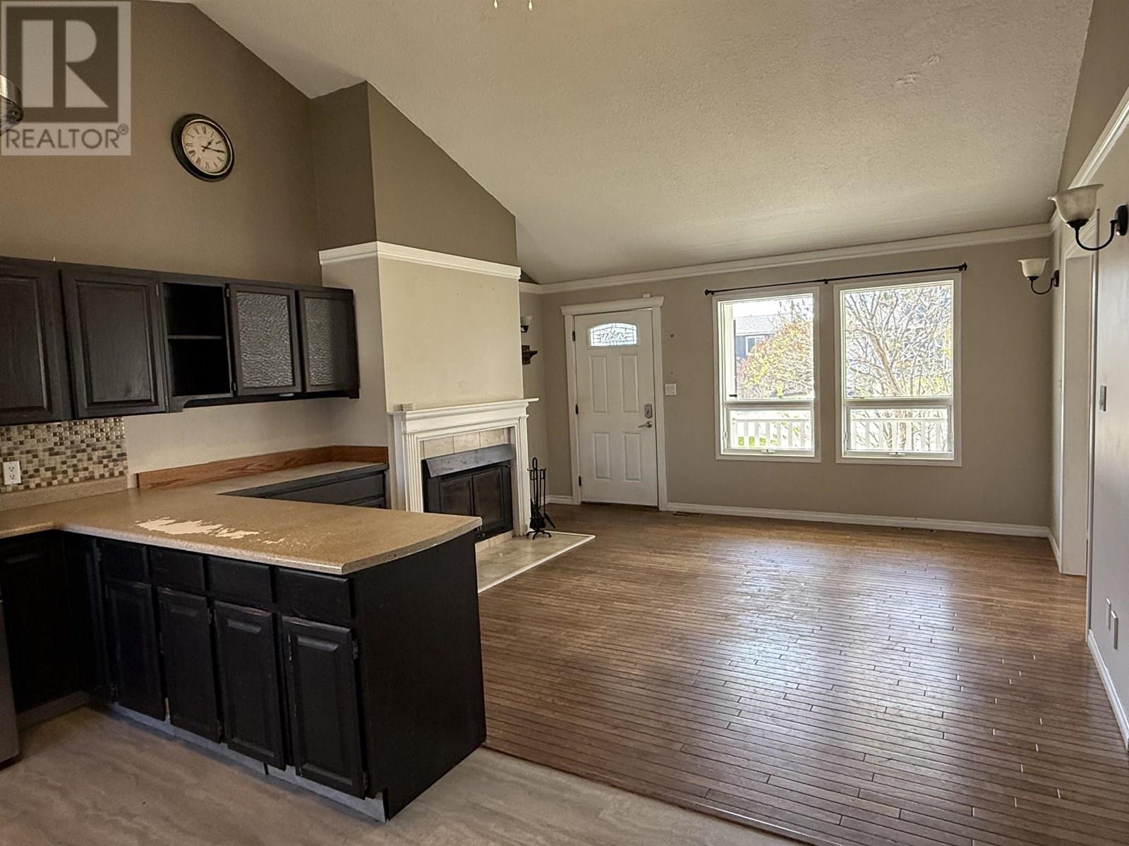 Photo 5 of 9908 114 Avenue, Fort St John BC