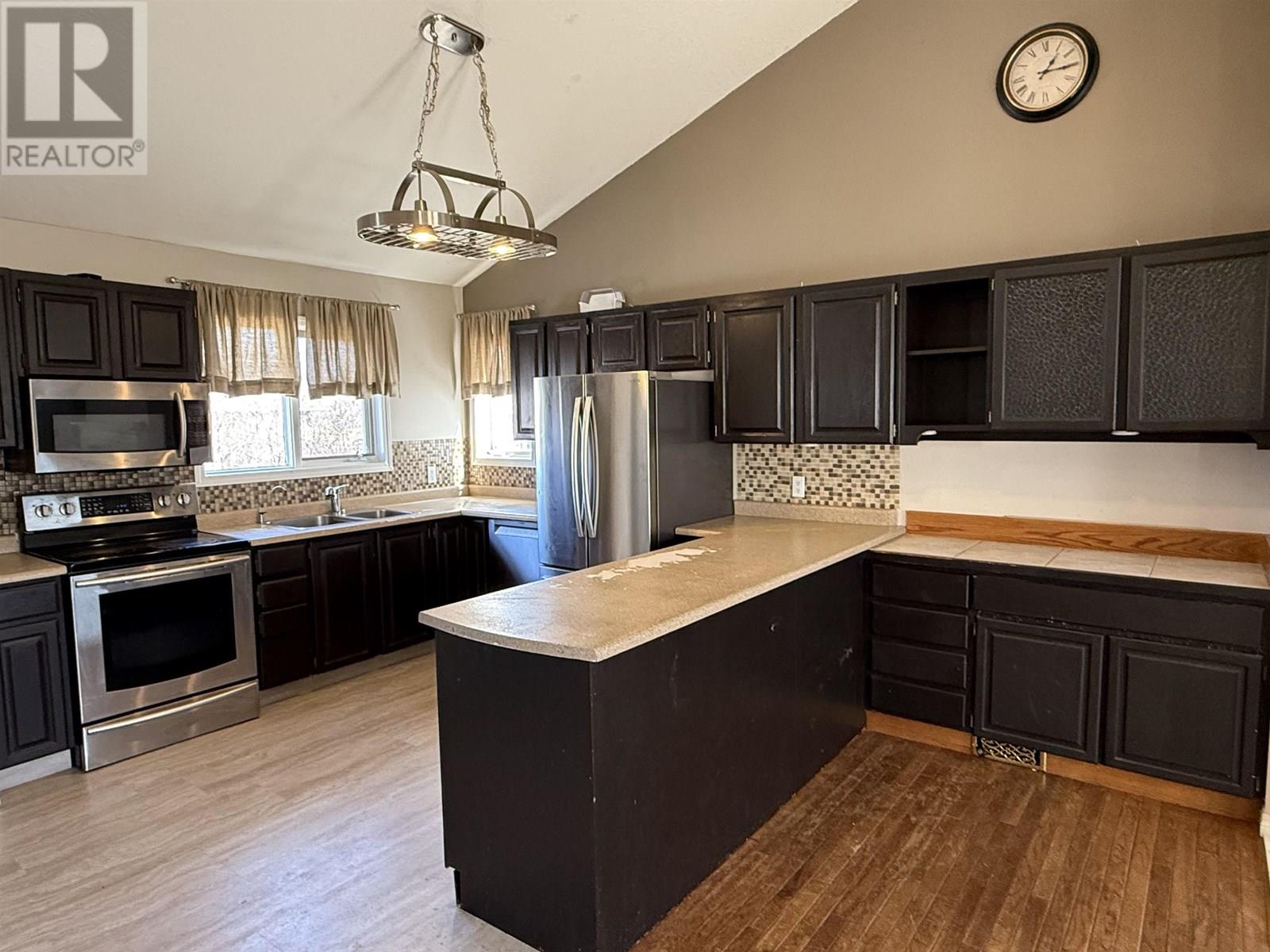 Photo 4 of 9908 114 Avenue, Fort St John BC