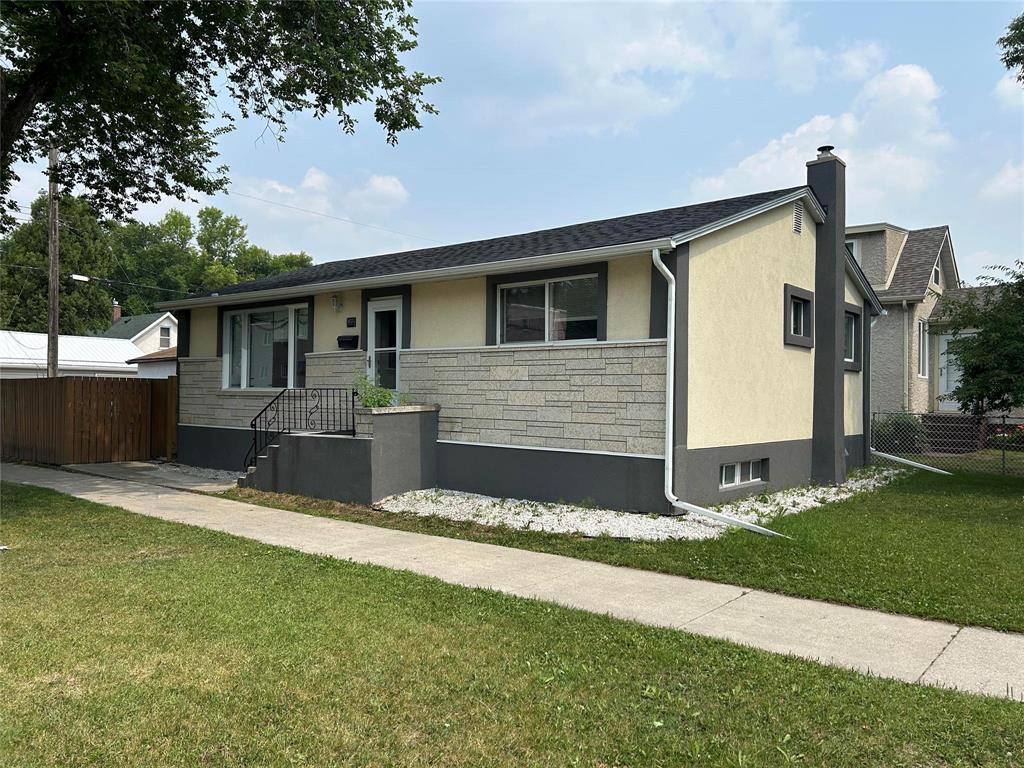 Photo 1 of 302 Leola Street, Winnipeg MB
