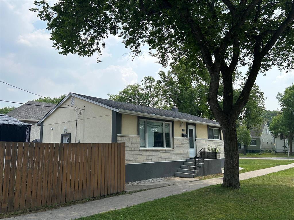 Photo 2 of 302 Leola Street, Winnipeg MB