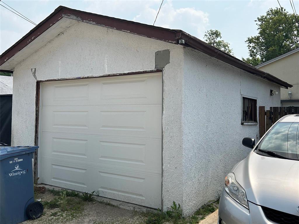Photo 14 of 302 Leola Street, Winnipeg MB