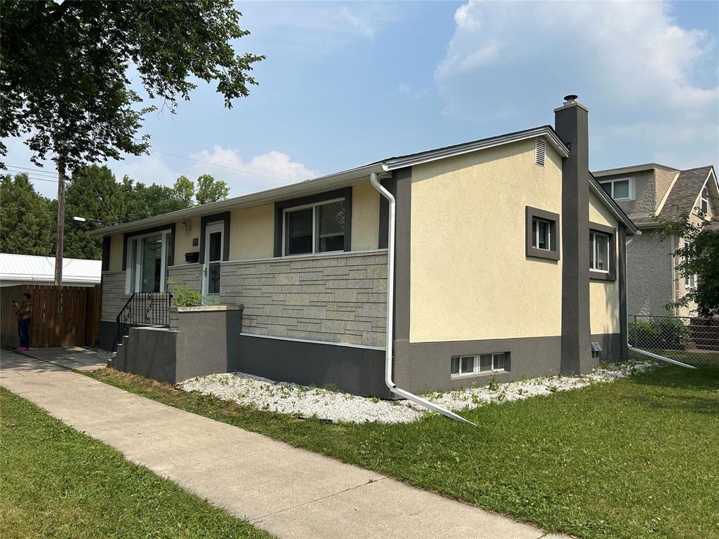 Photo 3 of 302 Leola Street, Winnipeg MB