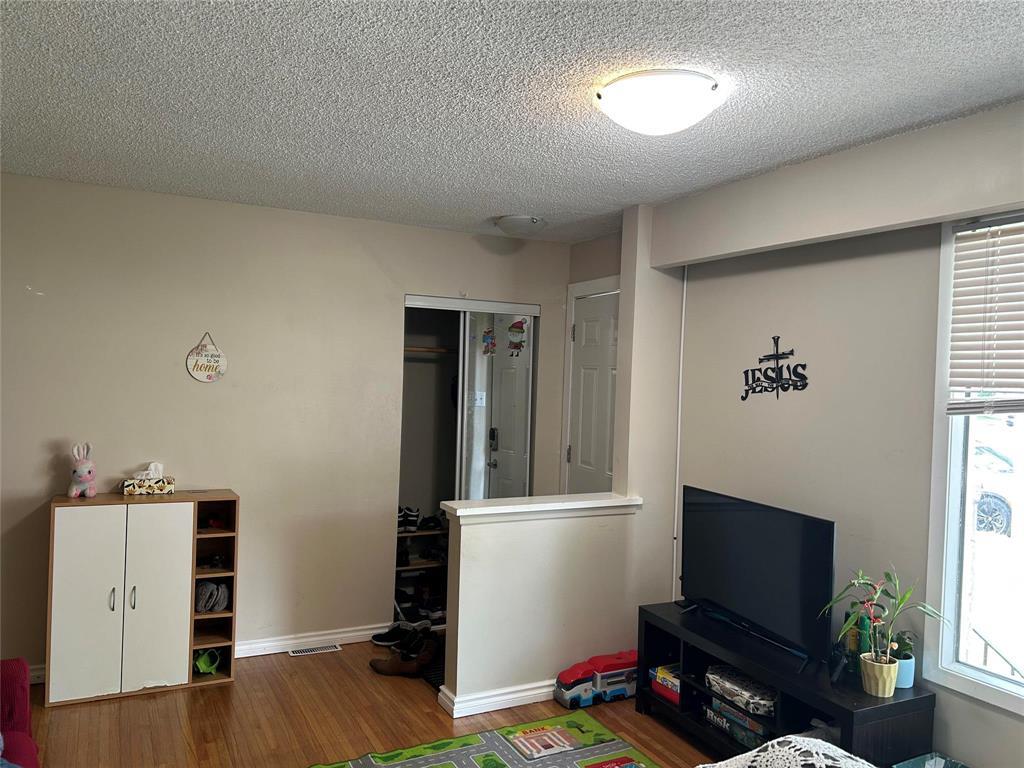 Photo 8 of 302 Leola Street, Winnipeg MB