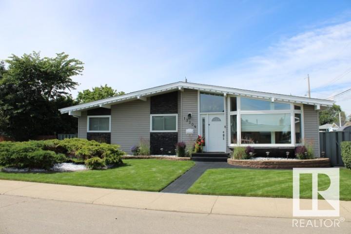 Photo 2 of 13304 70 St Nw, Edmonton AB