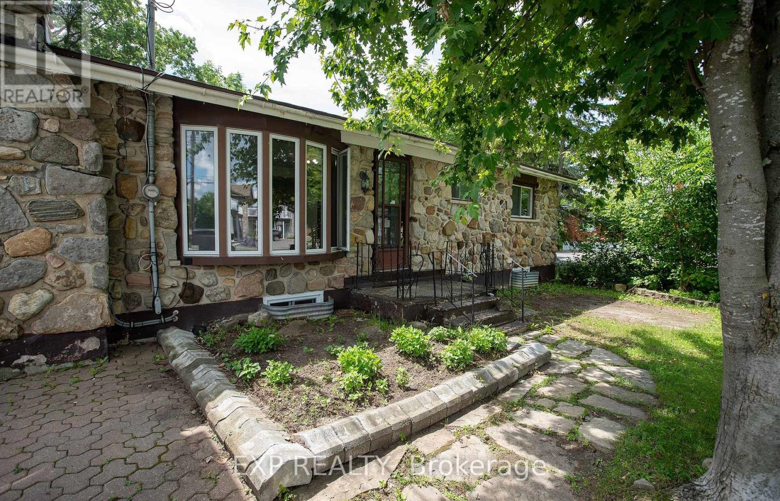 Photo 2 of 84 Kenyon Street E, North Glengarry ON
