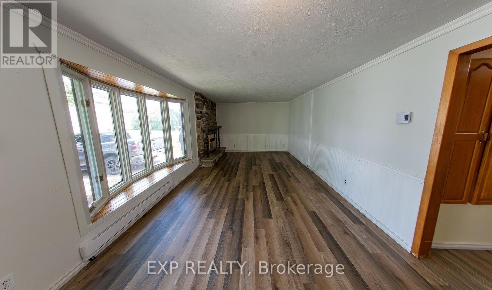 Photo 5 of 84 Kenyon Street E, North Glengarry ON