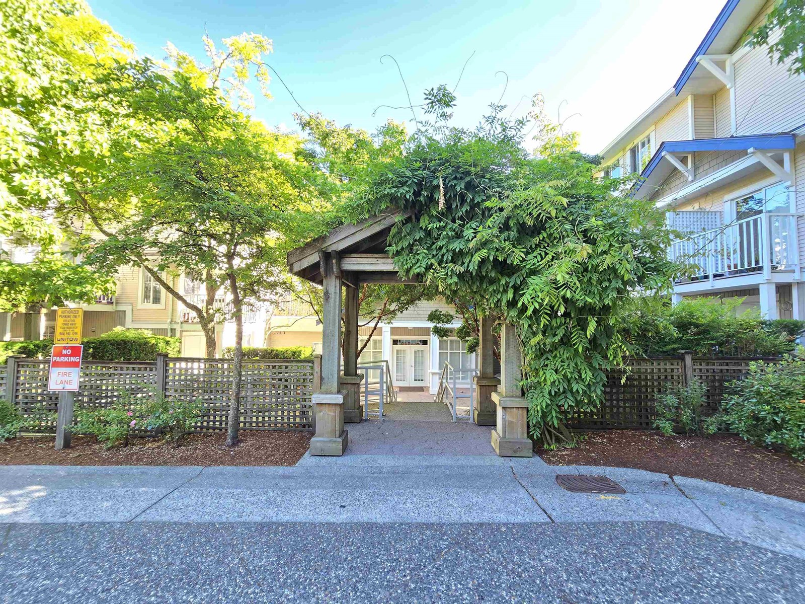 Photo 2 of 68 6533 121 Street, Surrey BC