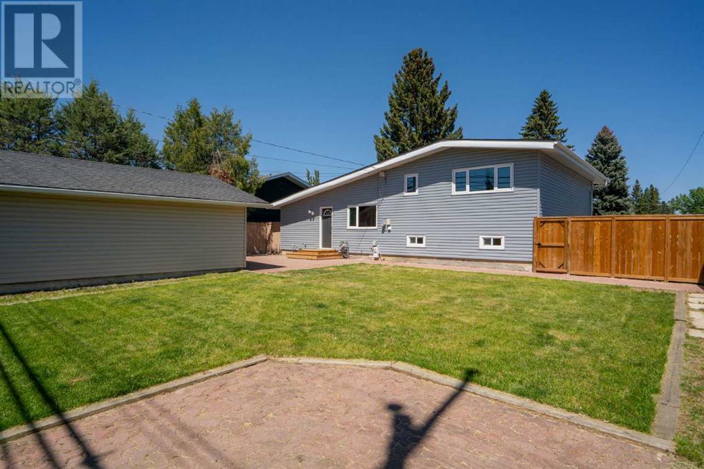 Single Family House 4 Level for Sale in  Lake Bonavista Drive SE Lake Bonavista Calgary 