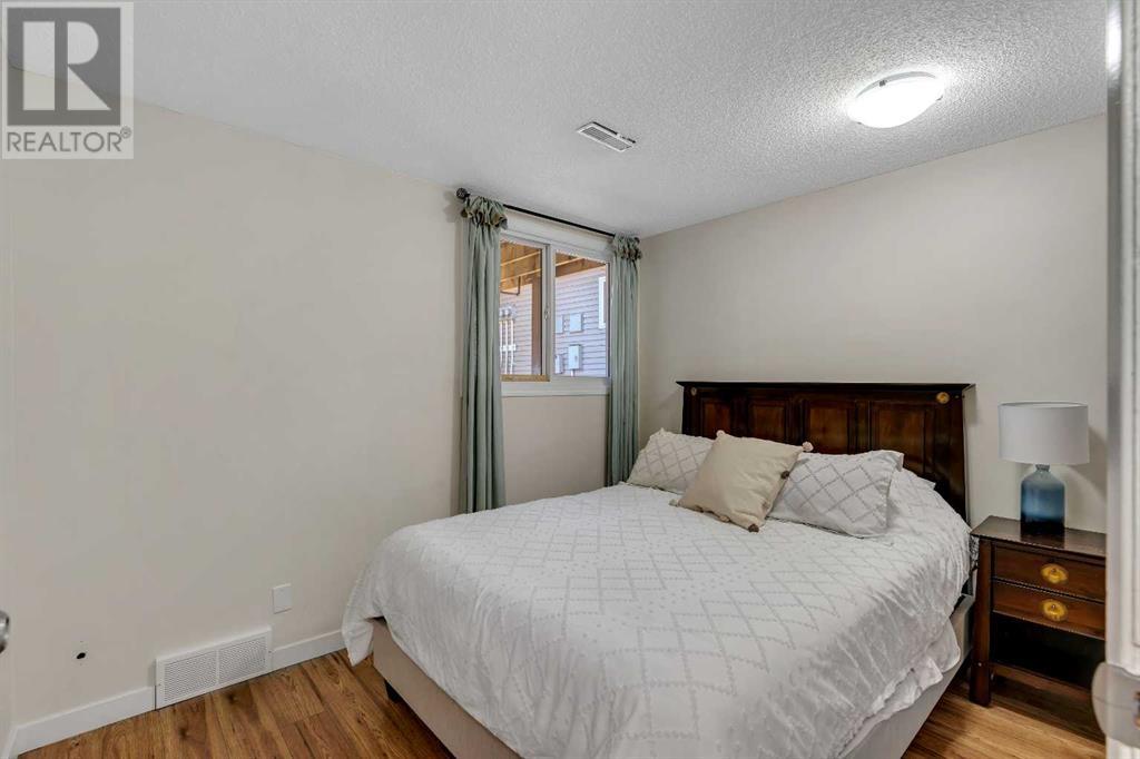 Single Family House Bi-level for Sale in  Rundlehorn Drive NE Pineridge Calgary 