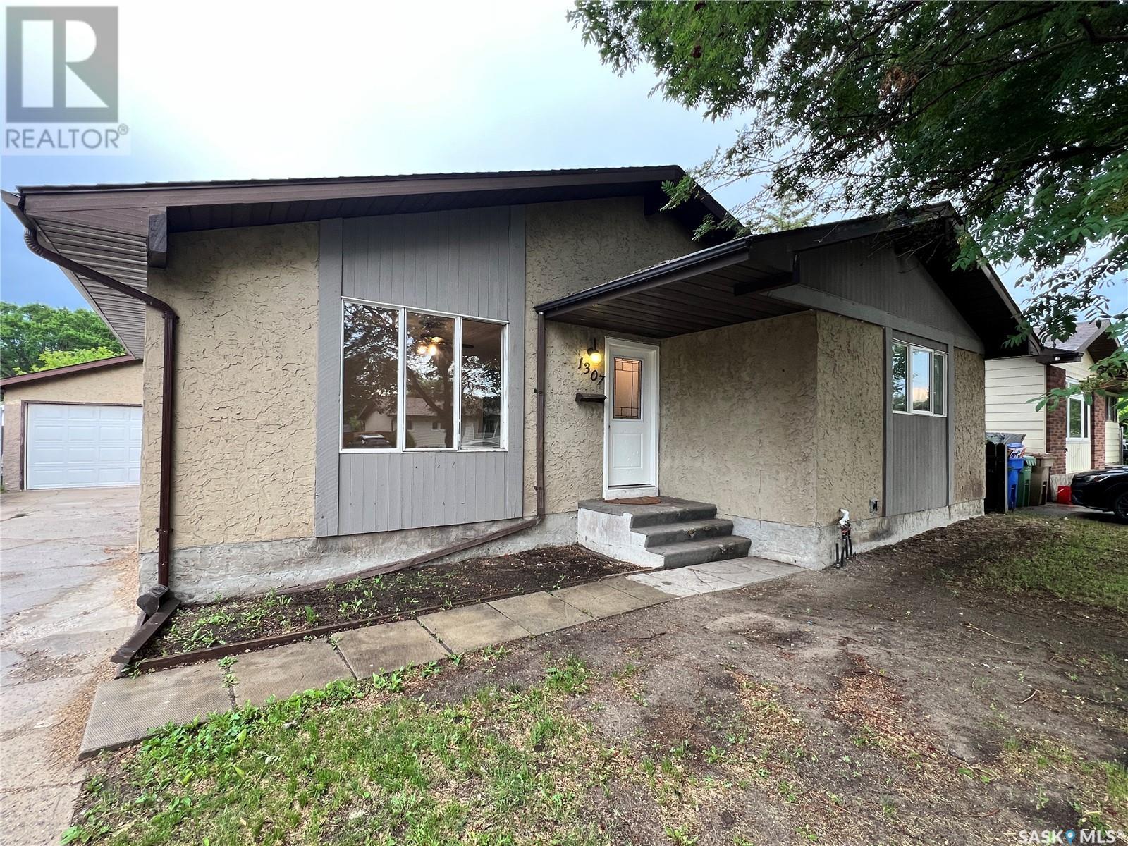 Photo 2 of 1307 Fleet Street, Regina SK