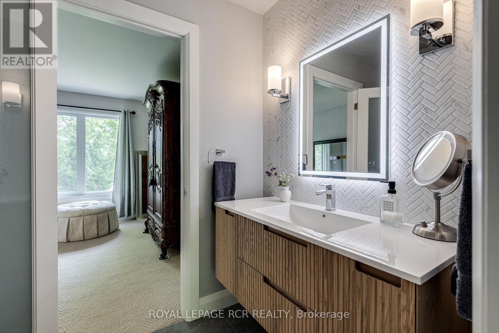 Photo 17 of 1 Lormik Drive, Uxbridge ON