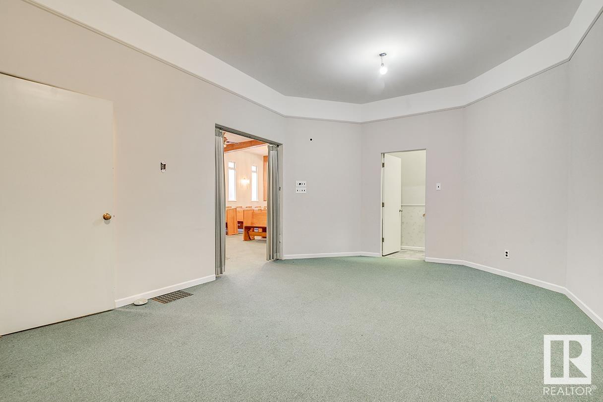 Photo 10 of 10541 81 Av Nw, Edmonton AB