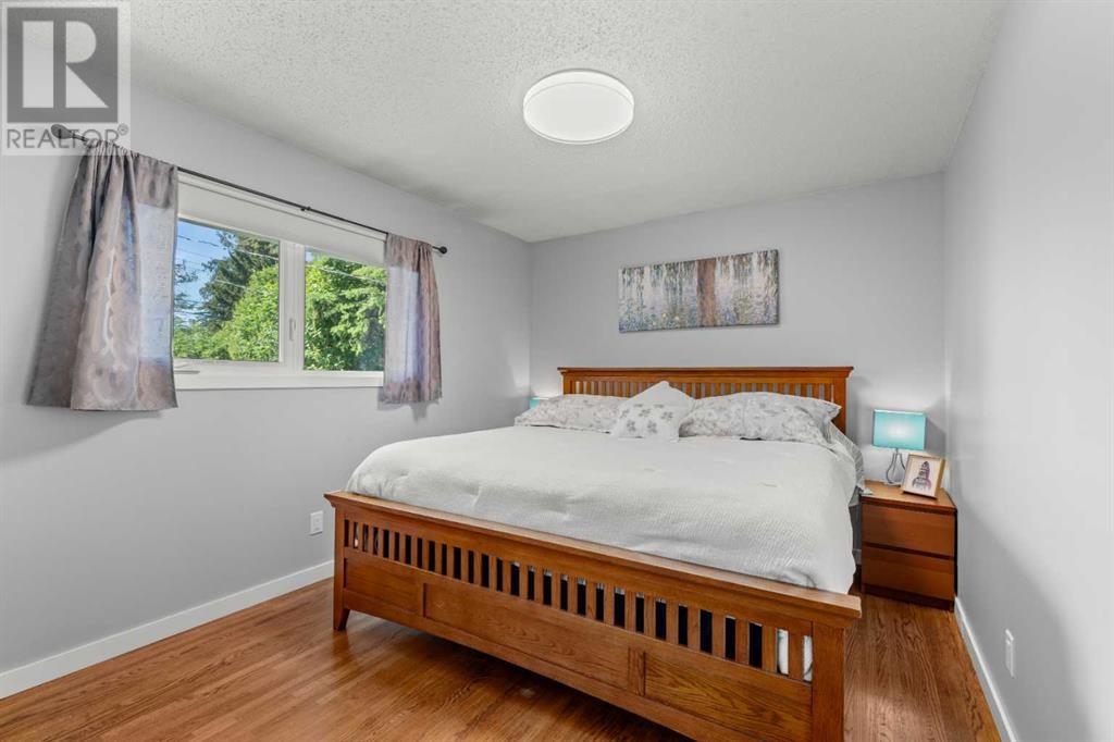 Single Family House Bi-level for Sale in  Bearspaw Drive NW Brentwood Calgary 