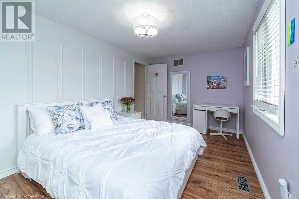 Photo 13 of 9 Bing Crescent, Stoney Creek ON