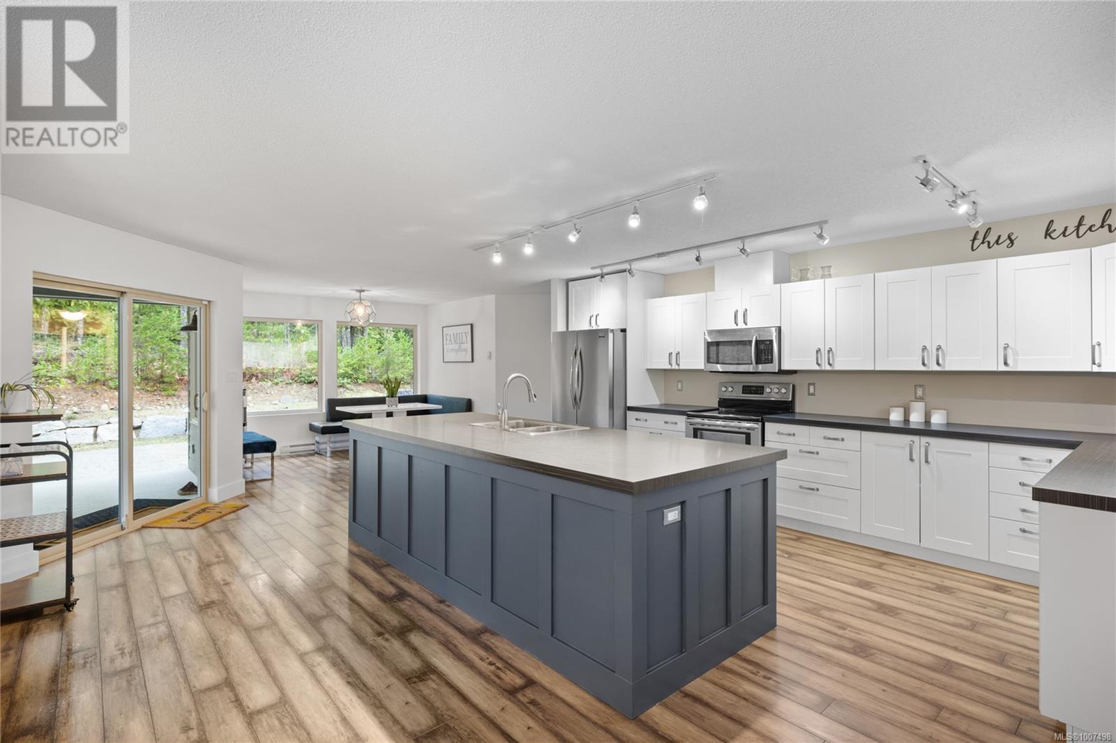 Photo 6 of 907 Hemsworth Rd, Qualicum Beach BC