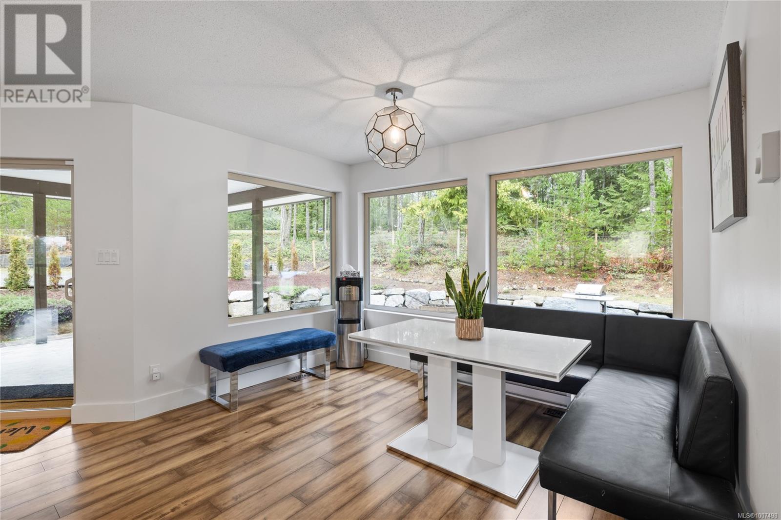 Photo 9 of 907 Hemsworth Rd, Qualicum Beach BC