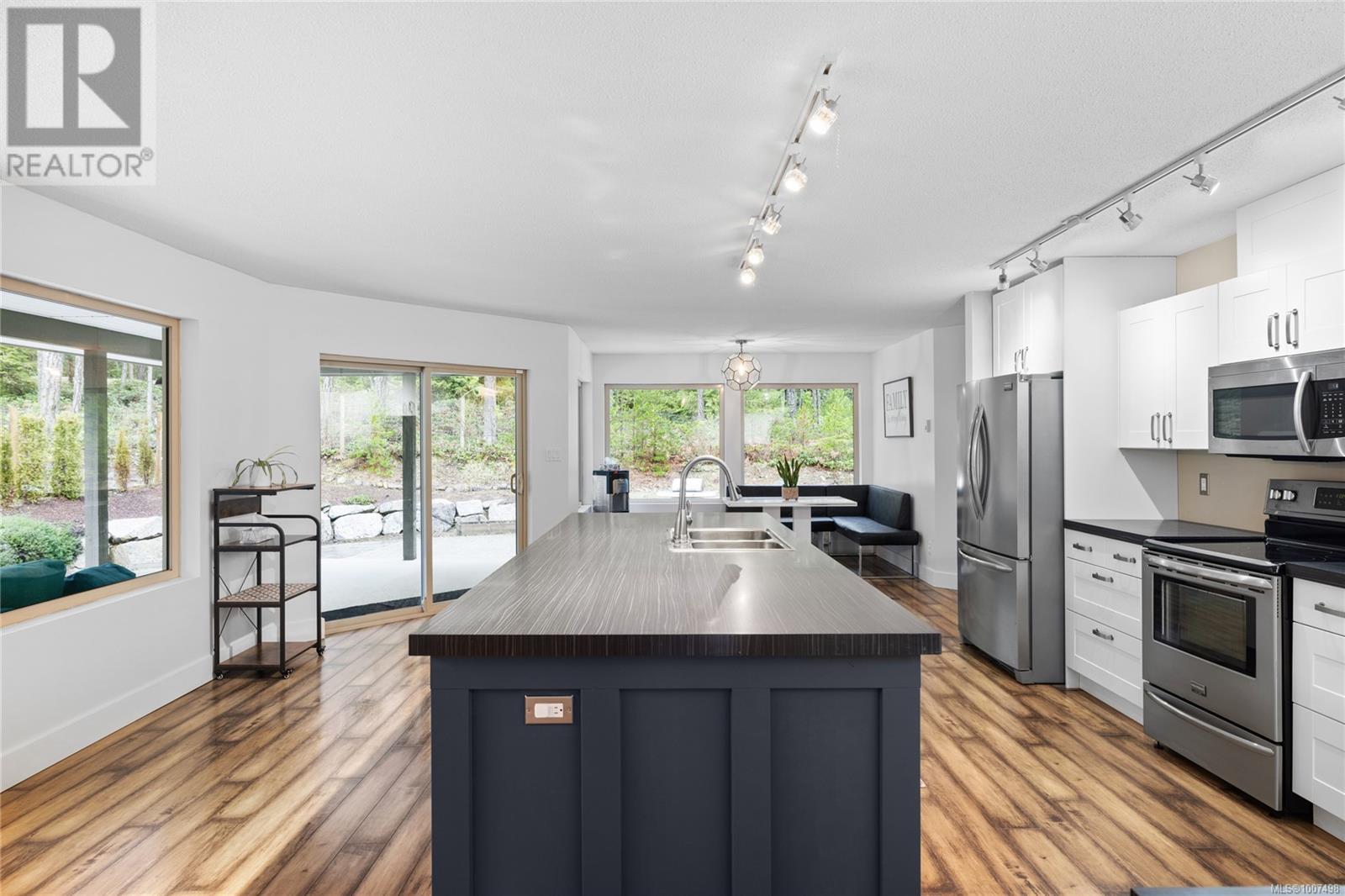 Photo 25 of 907 Hemsworth Rd, Qualicum Beach BC