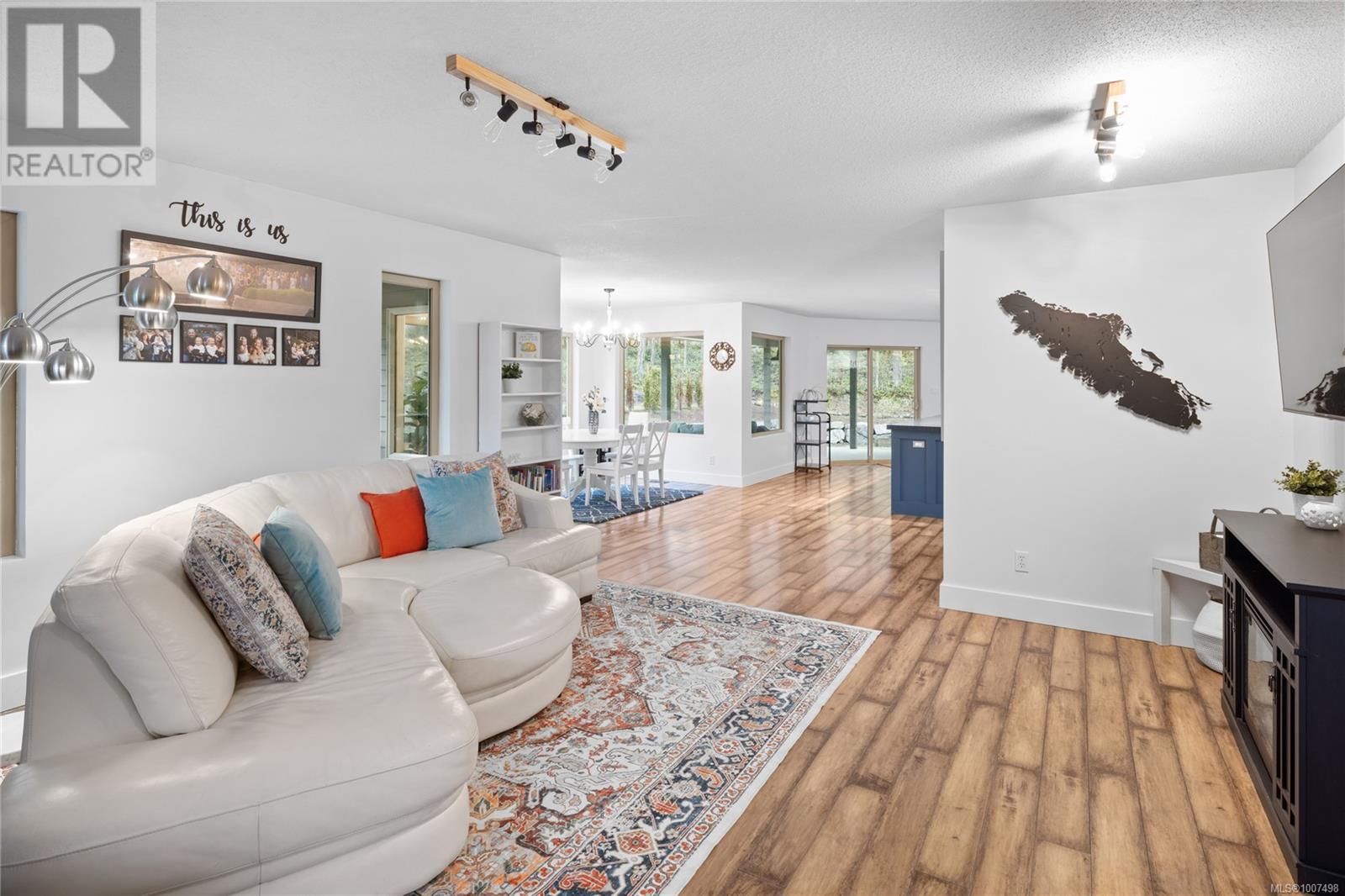 Photo 4 of 907 Hemsworth Rd, Qualicum Beach BC