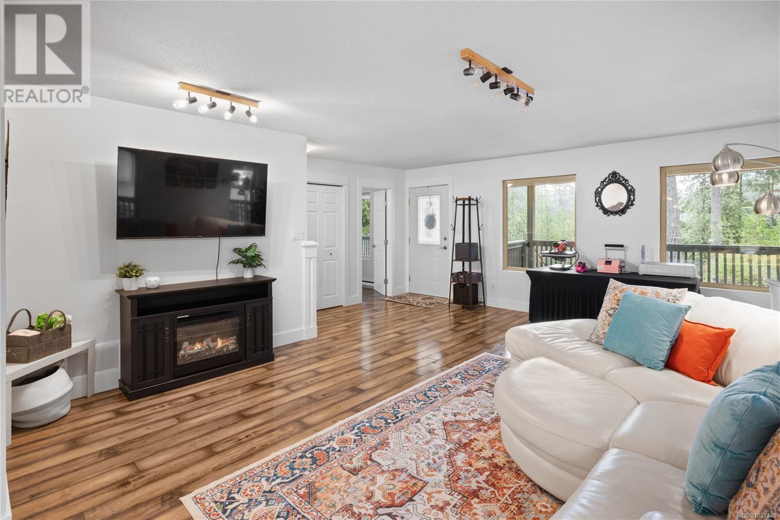 Photo 5 of 907 Hemsworth Rd, Qualicum Beach BC