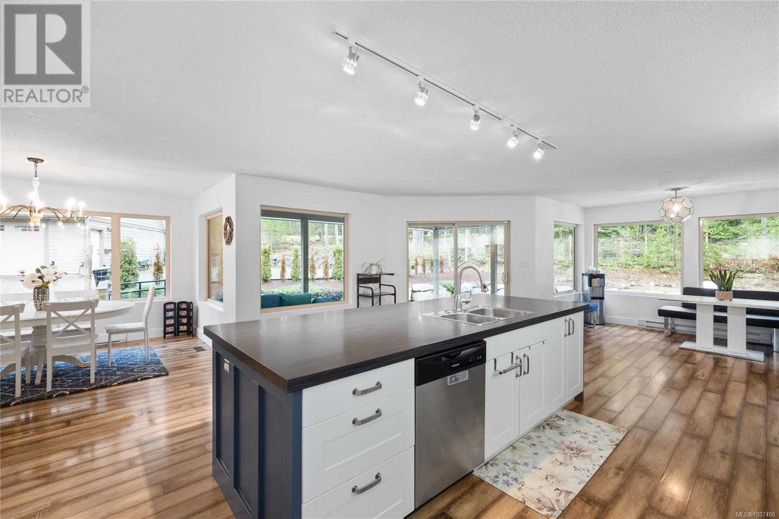 Photo 7 of 907 Hemsworth Rd, Qualicum Beach BC