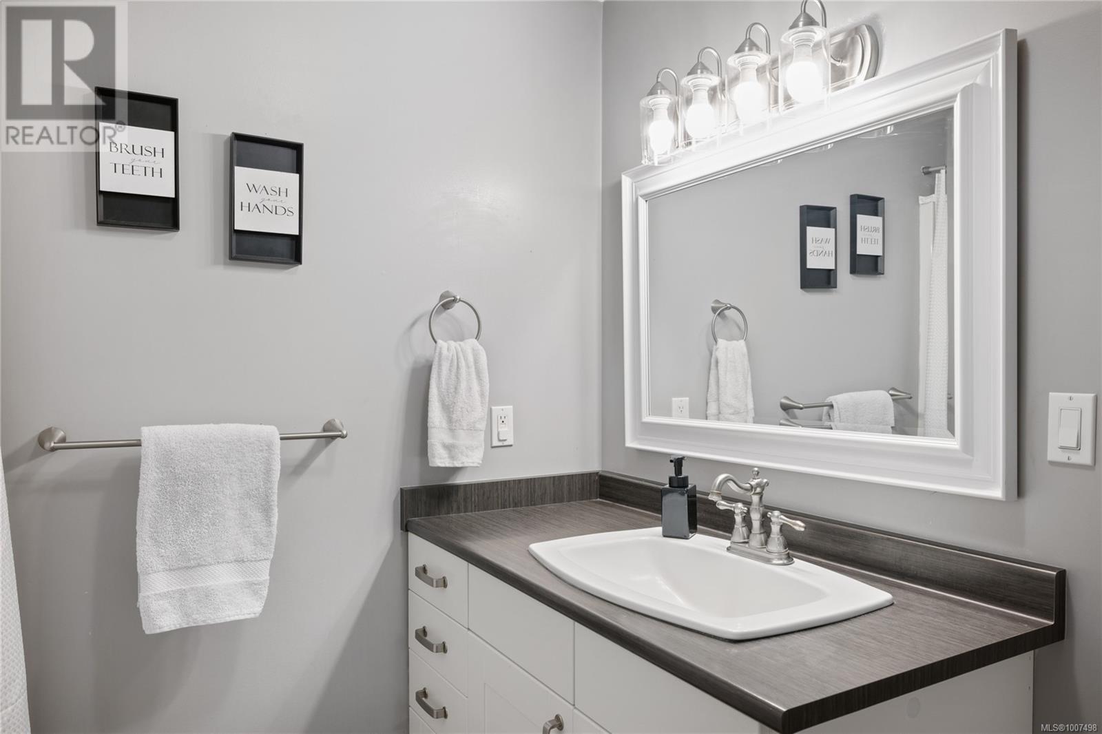 Photo 37 of 907 Hemsworth Rd, Qualicum Beach BC