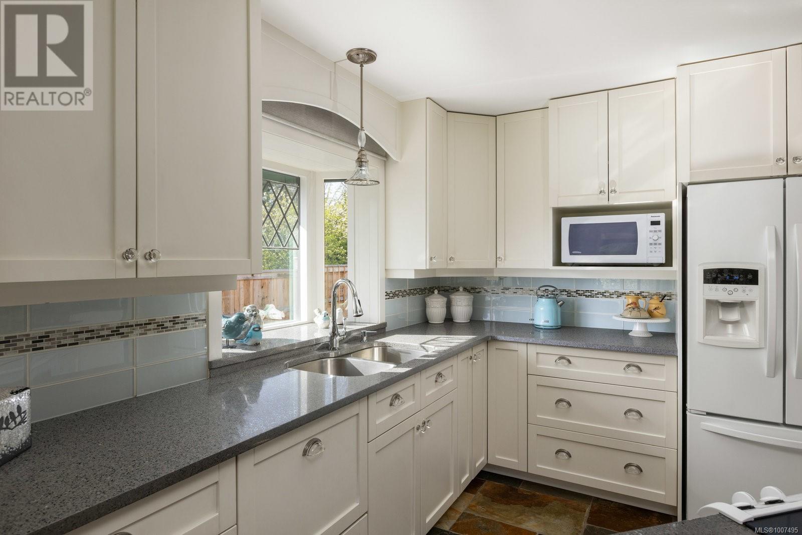  10807 Madrona Drive, North Saanich