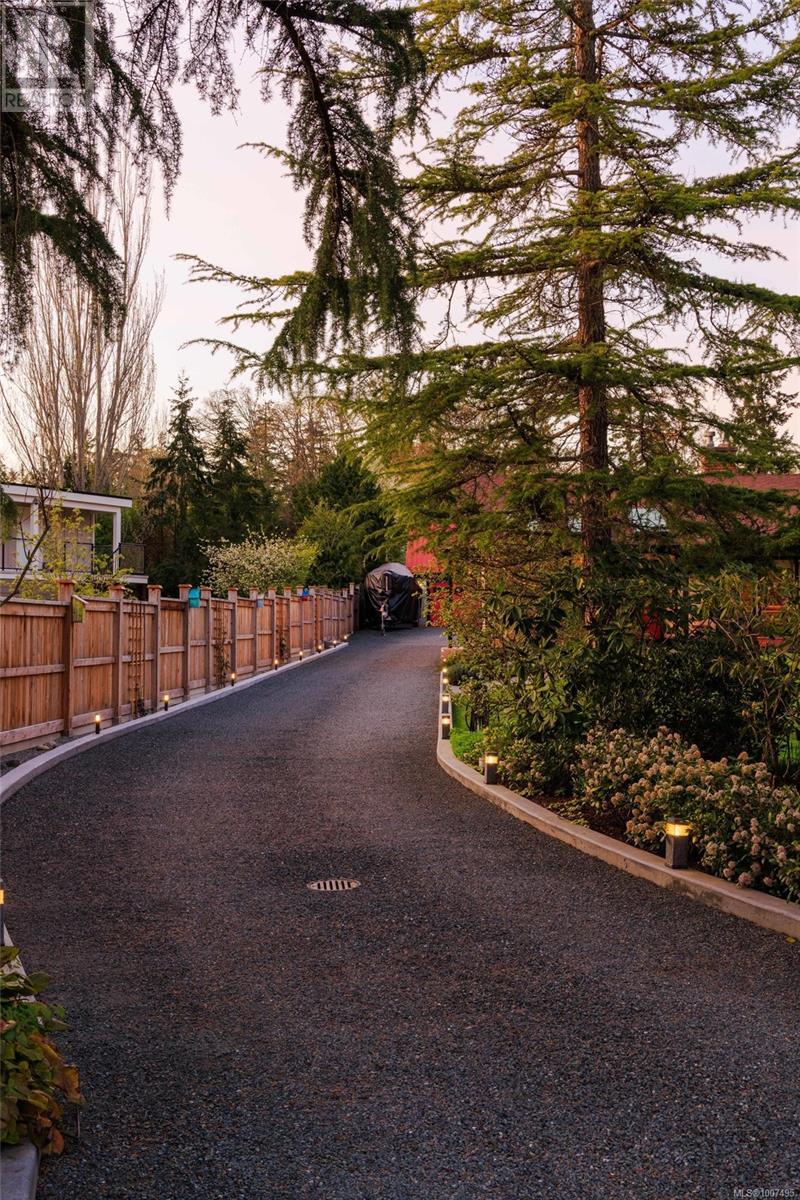  10807 Madrona Drive, North Saanich