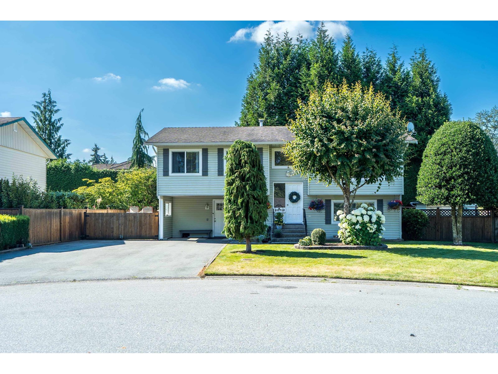 Photo 3 of 20712 52 Avenue, Langley BC