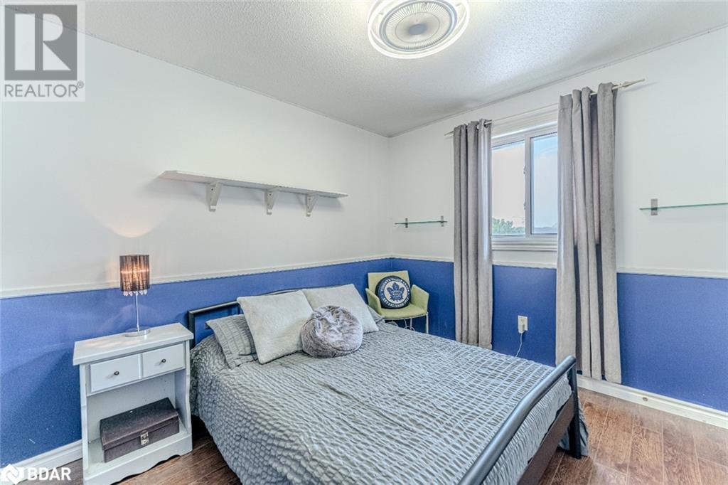 Photo 11 of 130 Country Lane, Barrie ON