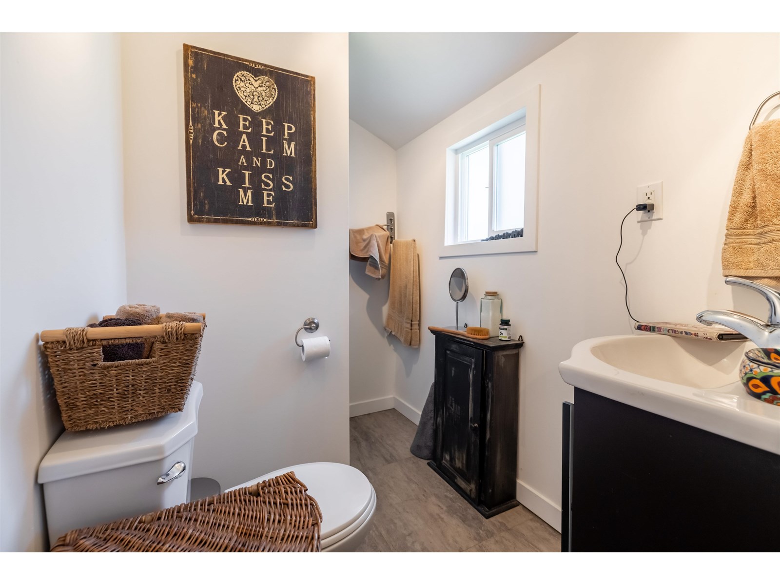 Photo 5 of 22806 Rennie Avenue, Langley BC