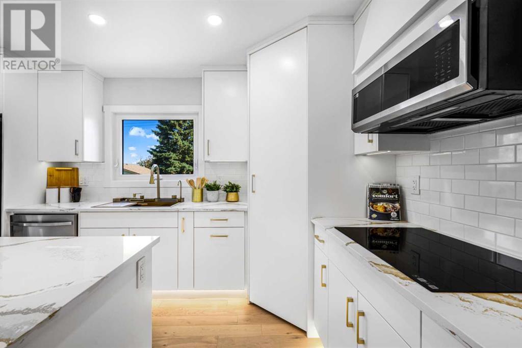 Photo 15 of 10604 Oakmoor Way Sw, Calgary AB