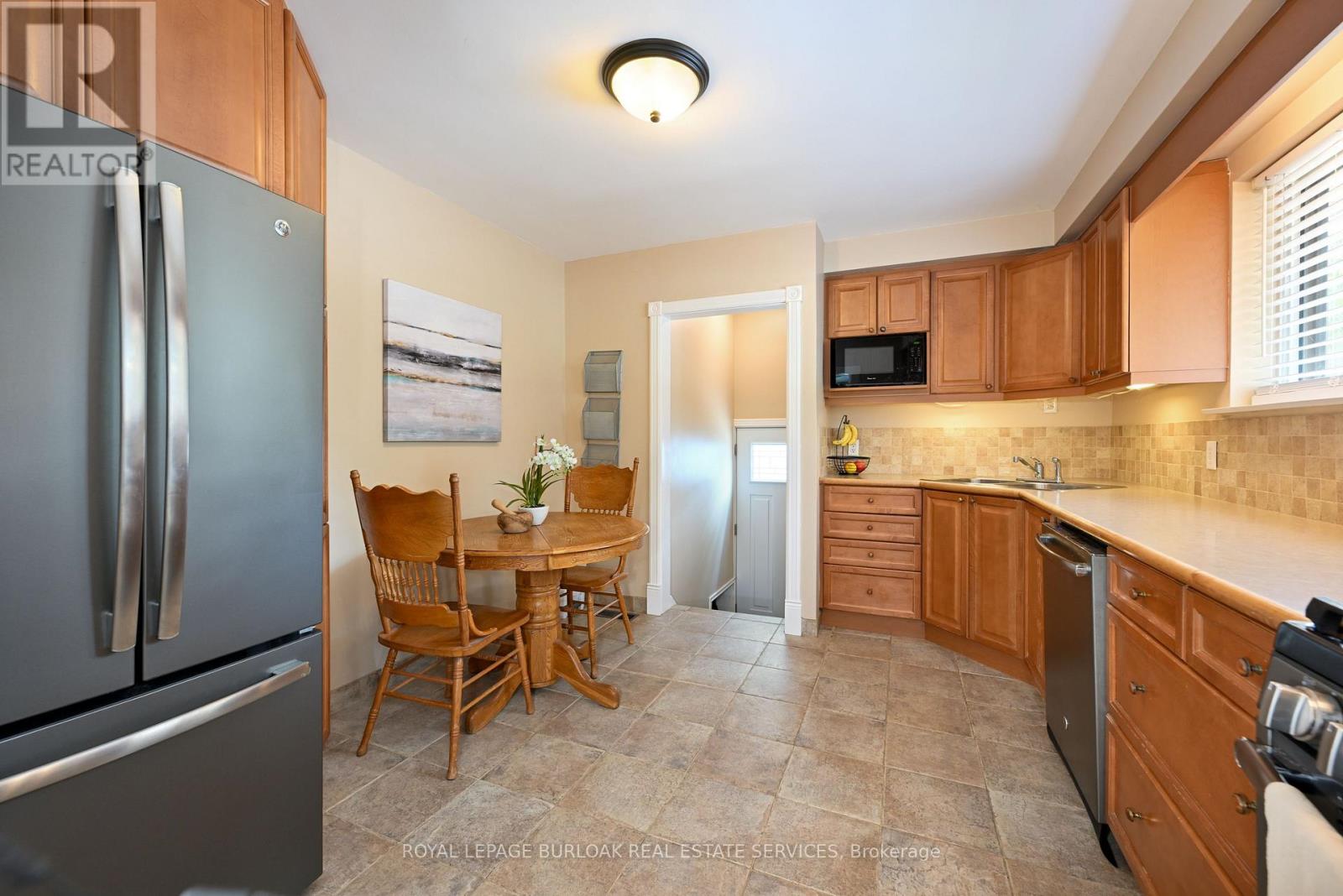 Photo 8 of 419 Hampton Heath Road, Burlington ON