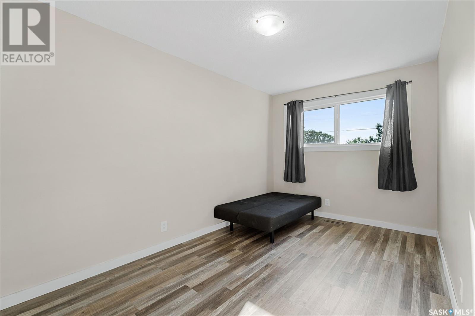 Photo 10 of 410 412 3rd Street E, Delisle SK