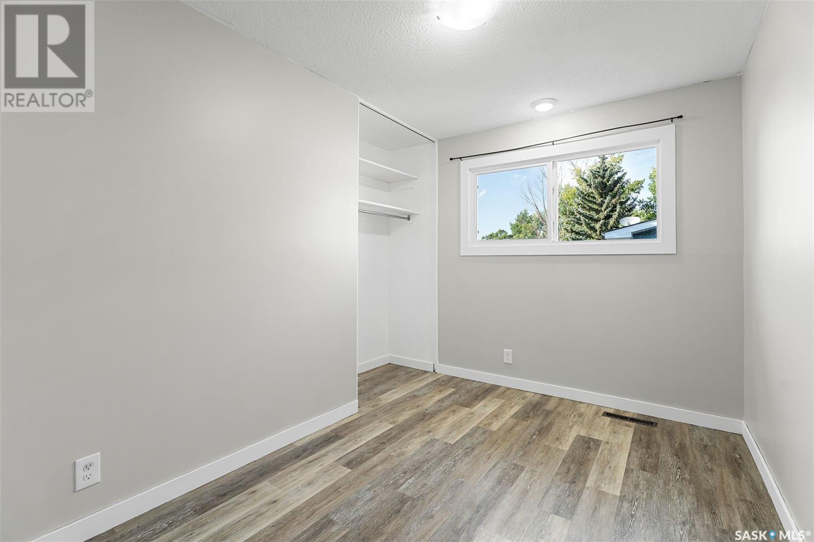 Photo 11 of 410 412 3rd Street E, Delisle SK
